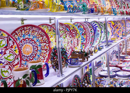 Teller und Töpfe auf einem Straßenmarkt in der Stadt Chiwa Usbekistan. Stockfoto