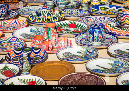 Teller und Töpfe auf einem Straßenmarkt in der Stadt Chiwa Usbekistan. Stockfoto