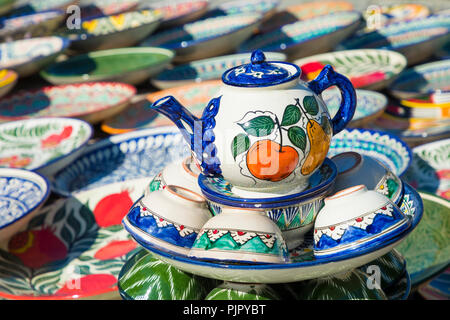 Teller und Töpfe auf einem Straßenmarkt in der Stadt Chiwa Usbekistan. Stockfoto