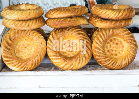 Traditionelle Usbekistan Brot lavash an lokalen Basar, ist eine weiche Flachbild-Brot von Zentralasien (Usbekistan). Stockfoto