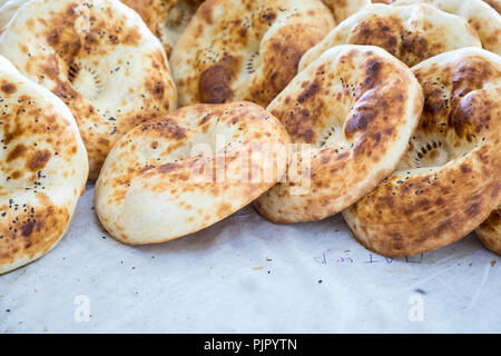 Traditionelle Usbekistan Brot lavash an lokalen Basar, ist eine weiche Flachbild-Brot von Zentralasien (Usbekistan). Stockfoto