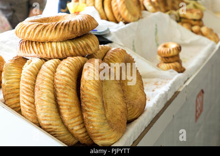 Traditionelle Usbekistan Brot lavash an lokalen Basar, ist eine weiche Flachbild-Brot von Zentralasien (Usbekistan). Stockfoto