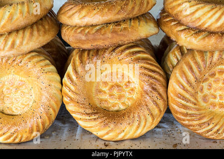 Traditionelle Usbekistan Brot lavash an lokalen Basar, ist eine weiche Flachbild-Brot von Zentralasien (Usbekistan). Stockfoto