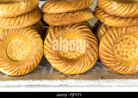 Traditionelle Usbekistan Brot lavash an lokalen Basar, ist eine weiche Flachbild-Brot von Zentralasien (Usbekistan). Stockfoto