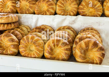 Traditionelle Usbekistan Brot lavash an lokalen Basar, ist eine weiche Flachbild-Brot von Zentralasien (Usbekistan). Stockfoto