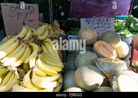 Äpfel und Ananas zu einem auf einem Markt in Brisbane, Australien den Abschaltdruck Stockfoto