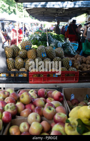 Äpfel und Ananas zu einem auf einem Markt in Brisbane, Australien den Abschaltdruck Stockfoto