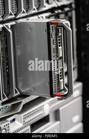 Nahaufnahme der Blade Server in Rack bei Enterprise Datacenter Stockfoto