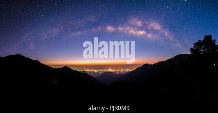 Panoramablick auf die Milchstraße am Doi Ang Khang, Chiang Mai, Thailand, Low Light, Hoher ISO-Wert Stockfoto