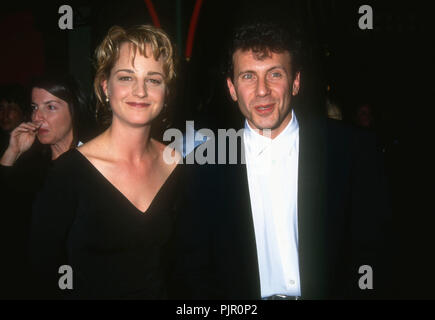 HOLLYWOOD, CA - 22. SEPTEMBER: (L-R) Schauspielerin Helen Hunt und Schauspieler Paul Reiser nehmen an der "Mr. Samstag Nacht "Hollywood Premiere am 22. September 1992 Bei Mann's Chinese Theater in Hollywood, Kalifornien. Foto von Barry King/Alamy Stock Foto Stockfoto