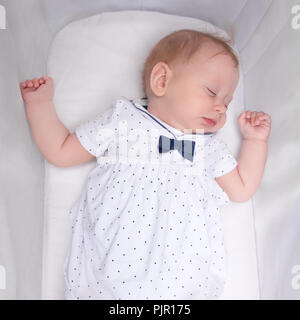 Cute schlafende Mädchen. Baby schlafen Konzept. Neugeborenes Baby in ihrer Krippe. Stockfoto