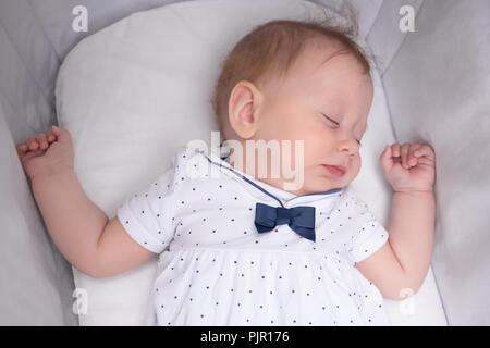 Kleine Prinzessin. New Born Baby. Schlaf Konzept. Wunderschönes Kleid für kleine Damen. Stockfoto