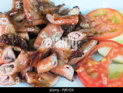 Schweinebraten chitterlings im traditionellen thailändischen Stil serviert mit frischem Gemüse. Stockfoto