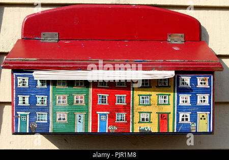 Briefkasten in einer Wohnung in der Innenstadt von St. John's, Neufundland, Kanada. Stockfoto