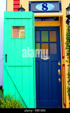 Grün und Blau Türen auf ein Haus in der Innenstadt von St. John's, Neufundland, Kanada. Stockfoto