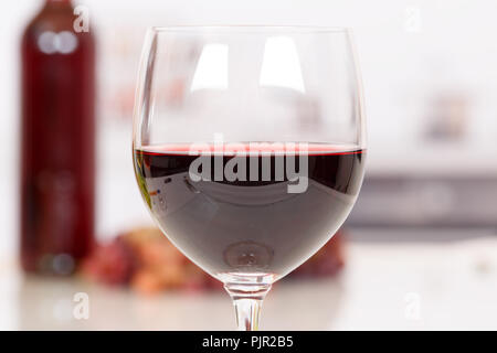Rotwein in ein Glas Alkohol trinken Stockfoto
