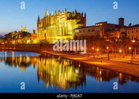 Kirche Catedral de Palma de Mallorca Mallorca Kathedrale twilight Spanien reisen Tourismus Reisen Stockfoto