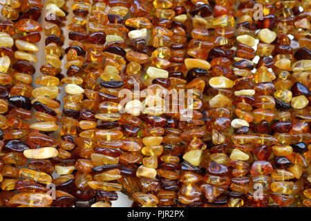 Gelbe Steine in verschiedenen Formen und Farbtönen. Stockfoto