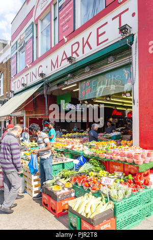 Obst am Eingang der Tooting Markt, Tooting High Street, Tooting, Londoner Stadtteil Wandsworth, Greater London, England, Vereinigtes Königreich Abschaltdruck Stockfoto