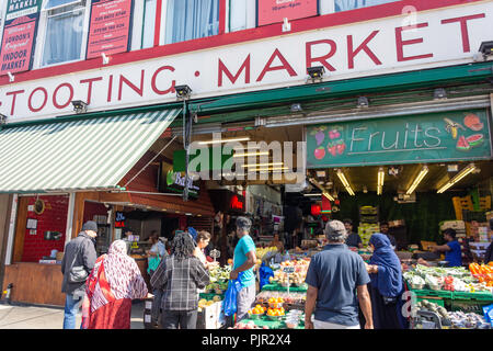 Obst am Eingang der Tooting Markt, Tooting High Street, Tooting, Londoner Stadtteil Wandsworth, Greater London, England, Vereinigtes Königreich Abschaltdruck Stockfoto