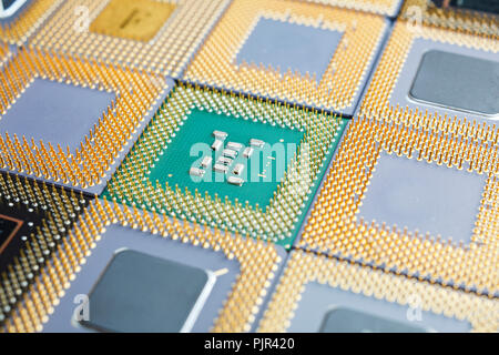 Nahaufnahme der verschiedenen alten CPUs zwischen 486 und 686 Klasse. Stockfoto