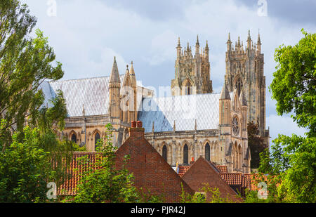 Die alten, aus dem 12. Jahrhundert, Münster (Kirche) auf einem hellen, bedeckt Sommer morgen als von Flemingate in Beverley, Yorkshire, UK gesehen. Stockfoto