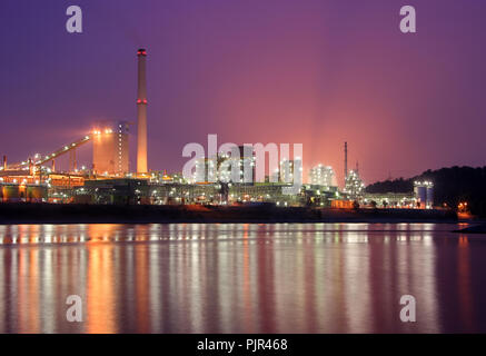 Kokerei Schwelgern in Duisburg, Deutschland. Blick über den Rhein, Blaue Stunde und etwas verbrannt wird ein spezielles Licht für diese Nacht erschossen. Stockfoto