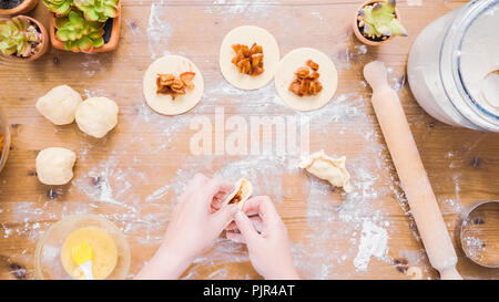 Schritt für Schritt. Home gemacht Empanadas mit süsser Füllung. Stockfoto