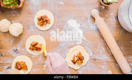 Schritt für Schritt. Home gemacht Empanadas mit süsser Füllung. Stockfoto