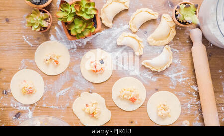 Schritt für Schritt. Home gemacht Empanadas mit verschiedenen Füllungen. Stockfoto