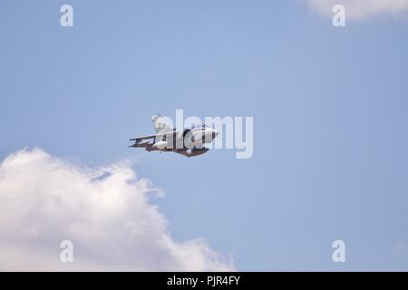 Royal Air Force Panavia Tornado GR4 Jet fighter bei hoher Geschwindigkeit Flypast an der Royal International Air Tattoo 2018 Stockfoto