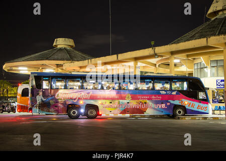 Chiangmai, Thailand - 4. September 2018: Volvo Bus verkehr Regierung unternehmen. 15 m-Bus. Foto bei Chiangmai bus station. Stockfoto