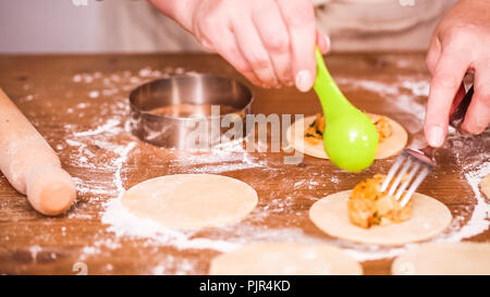 Schritt für Schritt. Home gemacht Empanadas mit verschiedenen Füllungen. Stockfoto
