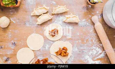 Schritt für Schritt. Home gemacht Empanadas mit süsser Füllung. Stockfoto
