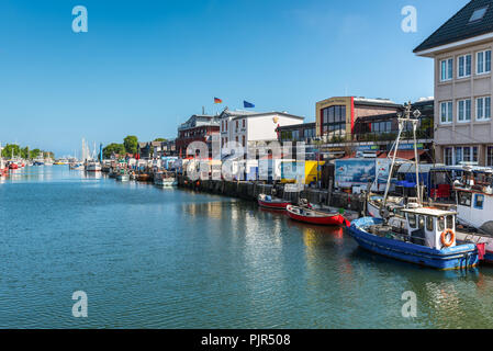 Rostock, Deutschland - 26. Mai 2017: Fischmarkt und Boote auf der ruhigen Alten Strom Kanal entlang Bin Strom Promenade in Warnemünde, Rostock, Mecklenburg- Stockfoto