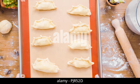 Schritt für Schritt. Home gemacht Empanadas mit süsser Füllung. Stockfoto