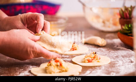 Schritt für Schritt. Home gemacht Empanadas mit verschiedenen Füllungen. Stockfoto