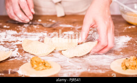 Schritt für Schritt. Home gemacht Empanadas mit verschiedenen Füllungen. Stockfoto