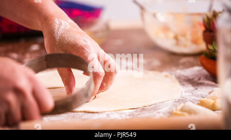 Schritt für Schritt. Home gemacht Empanadas mit verschiedenen Füllungen. Stockfoto