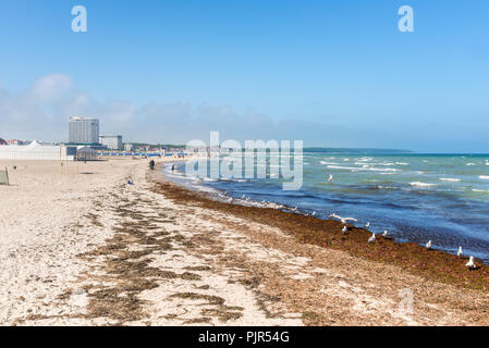 Rostock, Deutschland - 26. Mai 2017: Waterfront Promenade am Strand von Warnemünde, Rostock, Mecklenburg-Vorpommern, Deutschland. Stockfoto