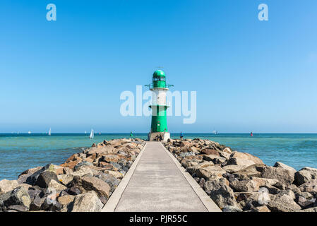 Rostock, Deutschland - 26. Mai 2017: Schöne lebendige Ansicht mit Leuchtturm und Ostsee bei Warnemünde, Rostock, Mecklenburg-Vorpommern, Deutschland. Stockfoto