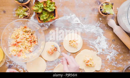 Schritt für Schritt. Home gemacht Empanadas mit verschiedenen Füllungen. Stockfoto