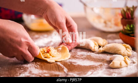 Schritt für Schritt. Home gemacht Empanadas mit verschiedenen Füllungen. Stockfoto