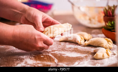 Schritt für Schritt. Home gemacht Empanadas mit verschiedenen Füllungen. Stockfoto