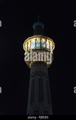 Foto für Minarett der Imam Reza Heiligtum in Mashhad Stadt in der Islamischen Republik Iran in der Nacht und es Gebäude von Gold und anderen Dekorationen. Stockfoto