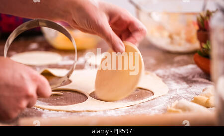 Schritt für Schritt. Home gemacht Empanadas mit verschiedenen Füllungen. Stockfoto