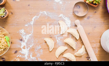 Schritt für Schritt. Home gemacht Empanadas mit verschiedenen Füllungen. Stockfoto
