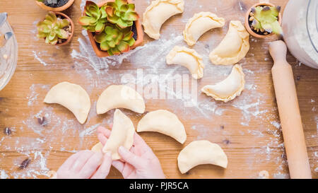 Schritt für Schritt. Home gemacht Empanadas mit verschiedenen Füllungen. Stockfoto