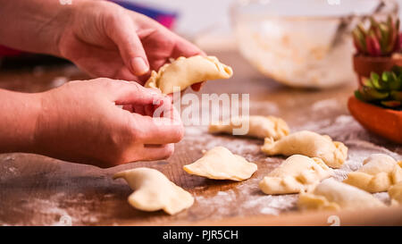 Schritt für Schritt. Home gemacht Empanadas mit verschiedenen Füllungen. Stockfoto