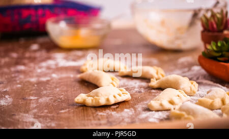 Schritt für Schritt. Home gemacht Empanadas mit verschiedenen Füllungen. Stockfoto